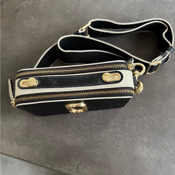 Marc Jacobs The Snapshot Black and Gold Crossbody Camera Bag - Picture 2 of 4
